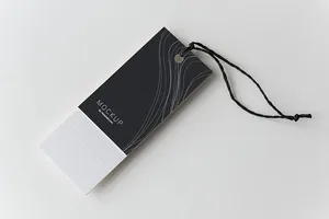白色表面上的黑白模型标签