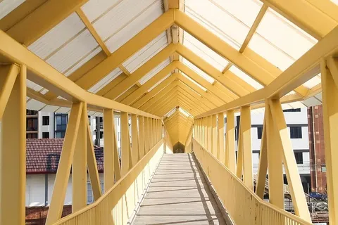 带雨棚的黄色缆索桥