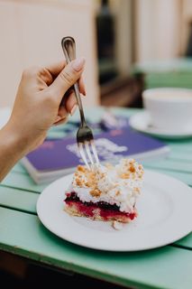 在自助餐厅喝咖啡吃蛋糕