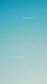 两条白色轨迹、蓝色、浅绿色壁纸、天空、飞机、烟雾、轨迹、蒸汽轨迹