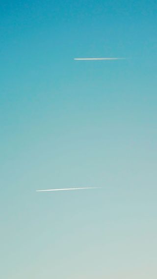 两条白色轨迹、蓝色、浅绿色壁纸、天空、飞机、烟雾、轨迹、蒸汽轨迹
