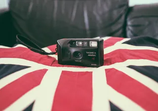 黑色，yashica摄像头，纺织品，摄像头，旗帜，红色，白色，技术