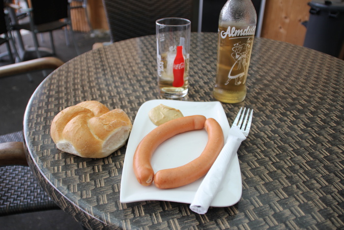 tyrolean特产，香肠，Kaisersemel，almdudler，食品和饮料，桌子，食品，餐具
