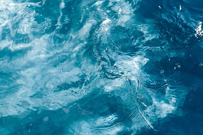 游泳池中波浪状的水面