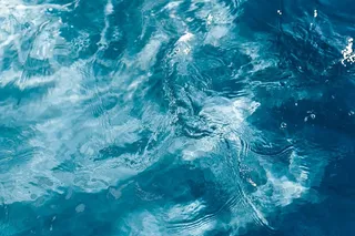 游泳池中波浪状的水面