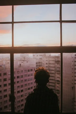 站在玻璃窗附近向外看的人