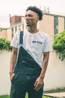 站在米色建筑附近的男人 站在米色建筑附近的男人