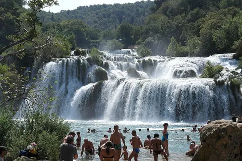 krka、旅行、瀑布、游客、水、树、流水、风景——自然