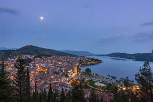 月亮、灯光、城市、空间、天空、夜晚、山脉、神秘