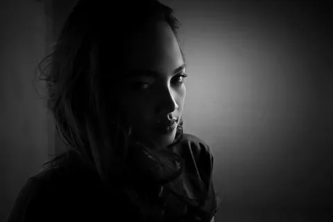 女人的灰度摄影