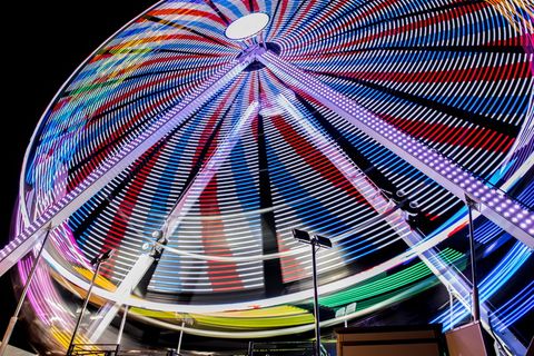 在夜间的多彩多姿的轮渡