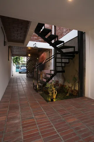 建筑，建筑结构，建筑外观，没有人，建筑，楼梯，盆栽，前进的道路