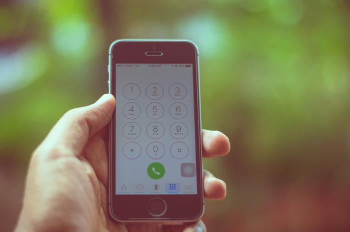 person、holding、space、gray、iphone 5、5s、call、phone call