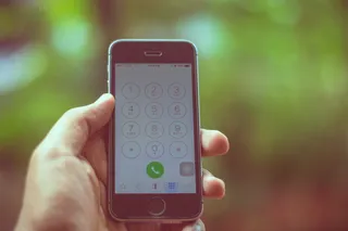 person、holding、space、gray、iphone 5、5s、call、phone call