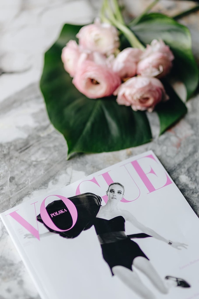 2018年《Vogue波兰2》与可爱的毛茛花