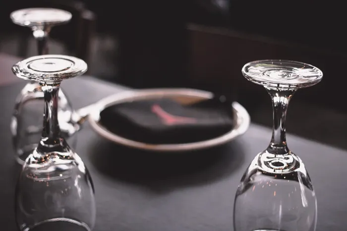 黑色表面上的三个酒杯