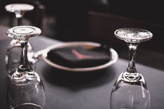 黑色表面上的三个酒杯