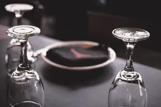 黑色表面上的三个酒杯