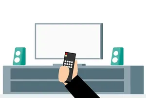 电视遥控器的图示，正在看电视。