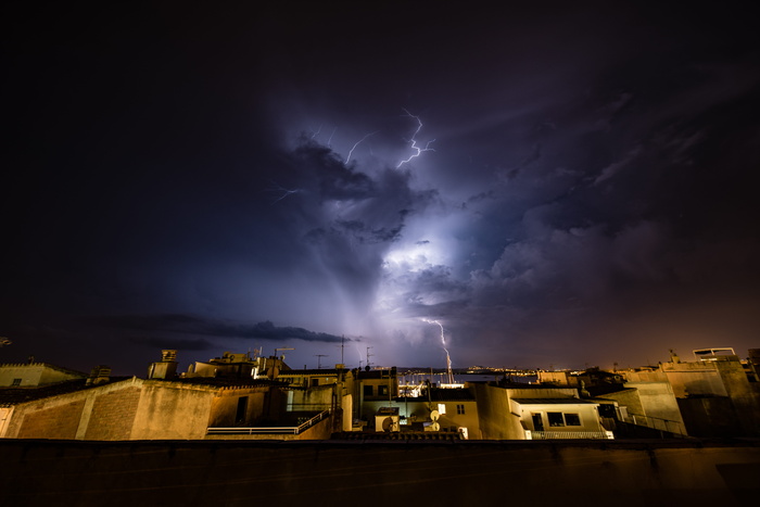 夜间雷电下的白色混凝土建筑