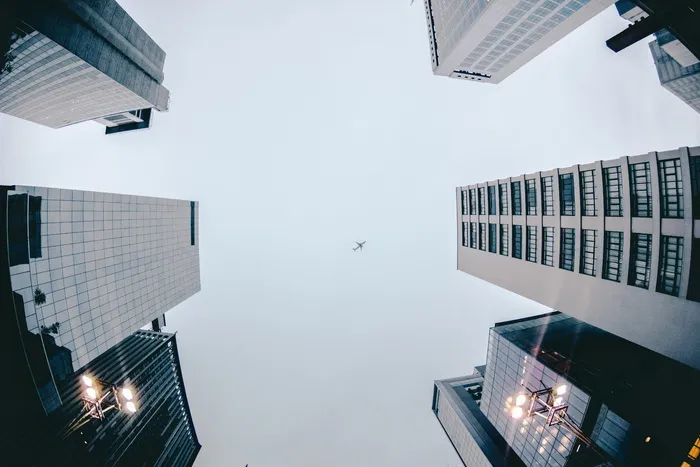 飞机在高层建筑上空飞行的低角度摄影