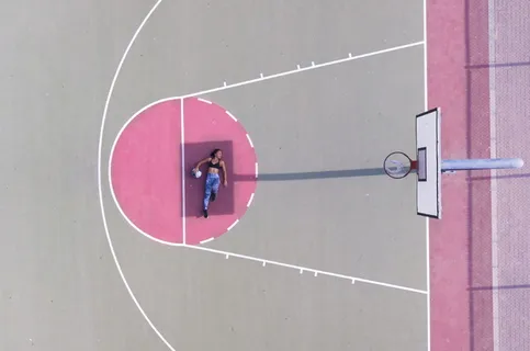 躺在篮球罚球线上的女子