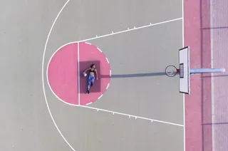 躺在篮球罚球线上的女子