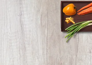 蔬菜、餐桌、托盘、辣椒、胡萝卜、洋葱、大葱、玉米