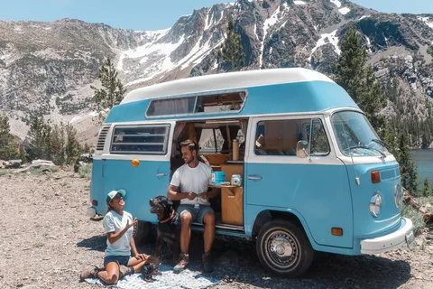 人、人、公共汽车、交通工具、车辆、货车、车轮、机器