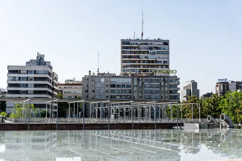 水体旁灰色建筑照片