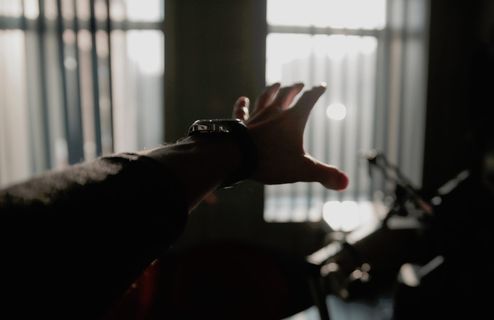 人，人，手表，手臂，手，抓取，房子，黑暗