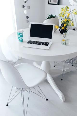 在家里桌上放着笔记本电脑的工作场所