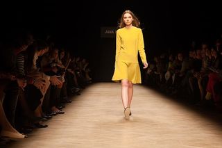 女人，走路，舞台，时装，服装，表演，表演，时装秀