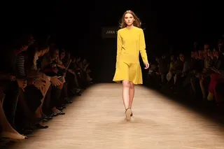 女人，走路，舞台，时装，服装，表演，表演，时装秀