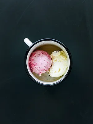 杯子上冰淇淋的平面摄影