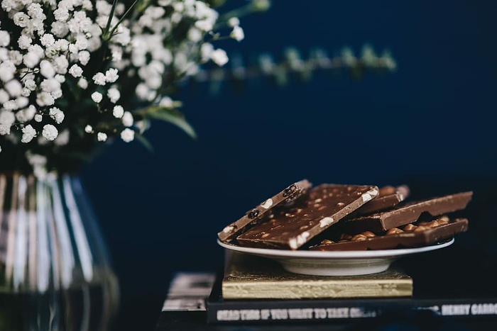 合上一块坚果巧克力