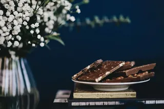 合上一块坚果巧克力