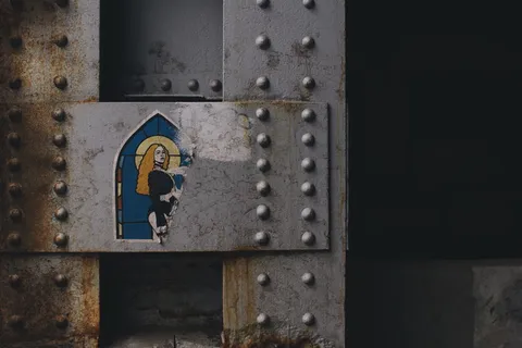 灰色钢架，灰色金属墙，电力，女性，女王，废弃，桥梁，女性电力