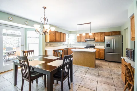 棕色组合厨房附近的方形棕色木桌