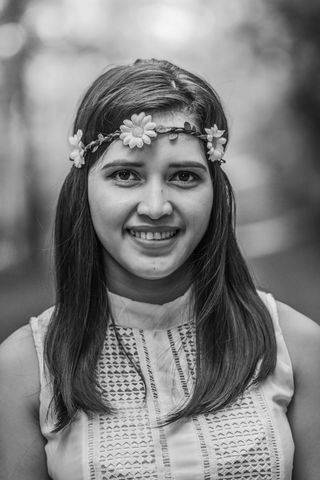 戴头带女性的灰度照片