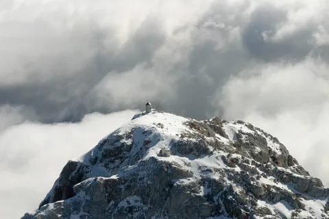 白雪覆盖的山,山,高地,黑暗,云,天空,山顶,山脊 白雪覆盖的山,山,高地,黑暗,云,天空,山顶,山脊