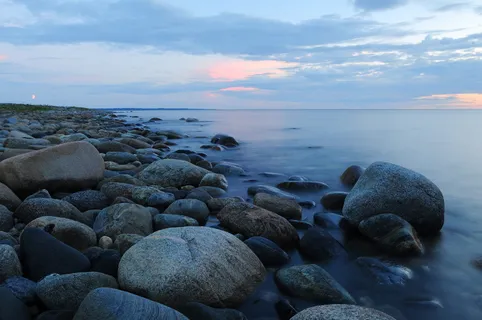 日落时海滩上的鹅卵石顶天立地 日落时海滩上的鹅卵石顶天立地