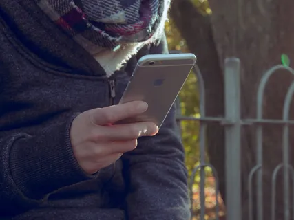 公园里拿着Iphone的人 公园里拿着Iphone的人