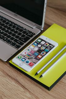 银色宏碁笔记本电脑、一部白色苹果iPhone和一个放在木桌上的记事本 银色宏碁笔记本电脑、一部白色苹果iPhone和一个放在木桌上的记事本
