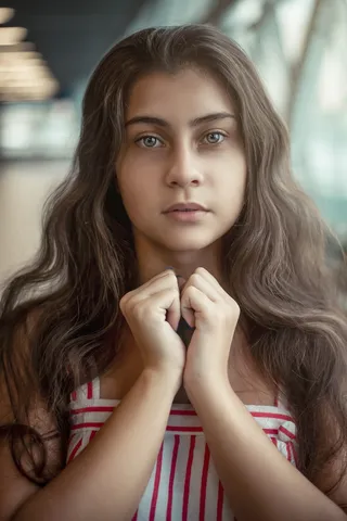 穿红白条纹桑多的妇女