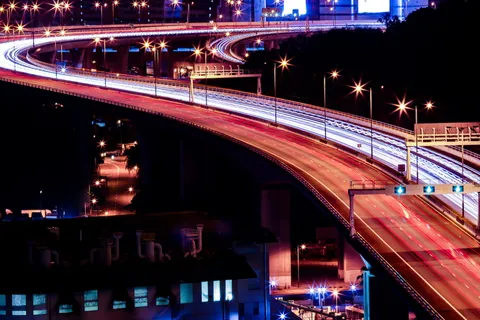 夜间建筑物附近有汽车的道路延时摄影