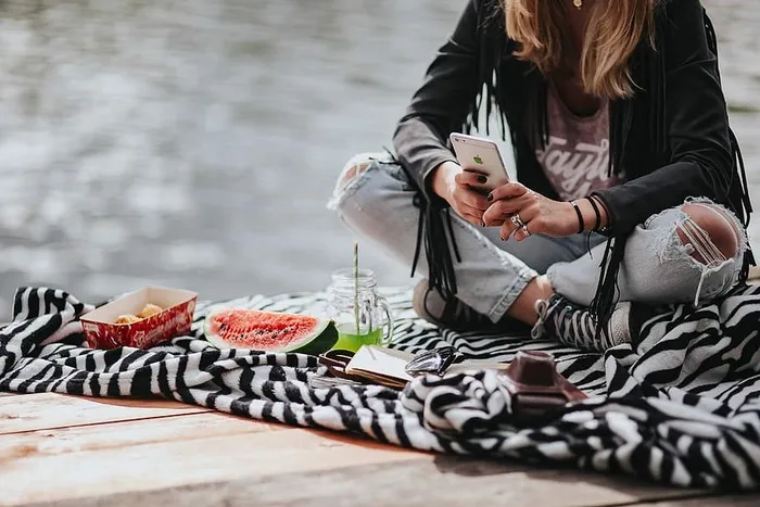 金发女人在木码头吃健康零食