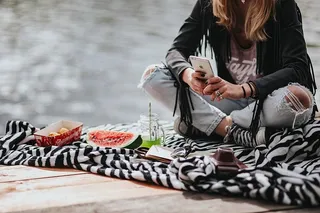 金发女人在木码头吃健康零食