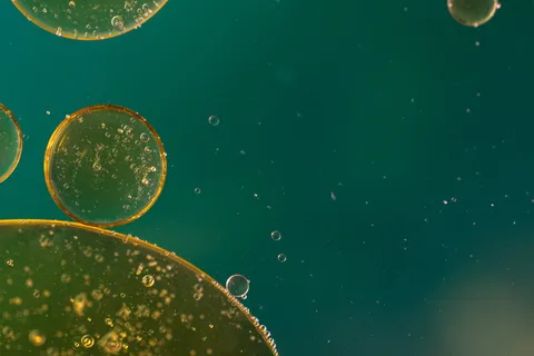 水中油, 油眼, 液体, 摘要, 质地, 宏观, 油, 关闭 水中油, 油眼, 液体, 摘要, 质地, 宏观, 油, 关闭