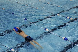 游泳池里男孩的照片